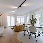 Casiola - Modern 3-bedroom With Family-friendly Touches *