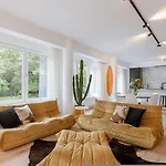 Casiola - Modern 3-bedroom With Family-friendly Touches *