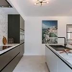 Apartment Casiola - Modern 3-bedroom With Family-friendly Touches *