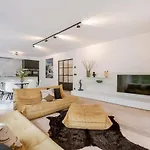 Casiola - Modern 3-bedroom With Family-friendly Touches Apartment *