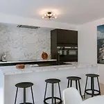 Casiola - Modern 3-bedroom With Family-friendly Touches