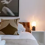 Casiola - Modern 3-bedroom With Family-friendly Touches