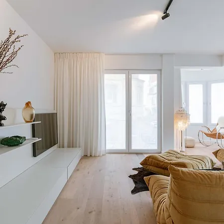 Huswell - Modern 3-bedroom With Family-friendly Touches Apartment
