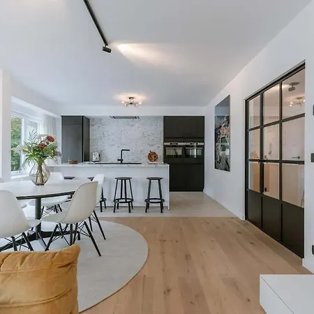 Apartment Casiola - Modern 3-bedroom With Family-friendly Touches *