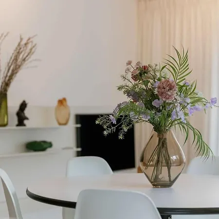 Daire Casiola - Modern 3-bedroom With Family-friendly Touches