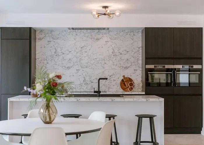 Casiola - Modern 3-bedroom With Family-friendly Touches Apartment *