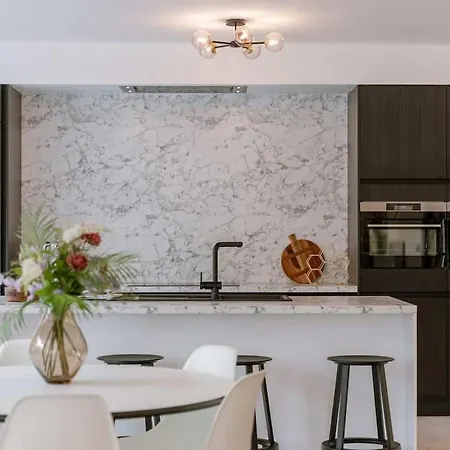 Casiola - Modern 3-bedroom With Family-friendly Touches Apartment *