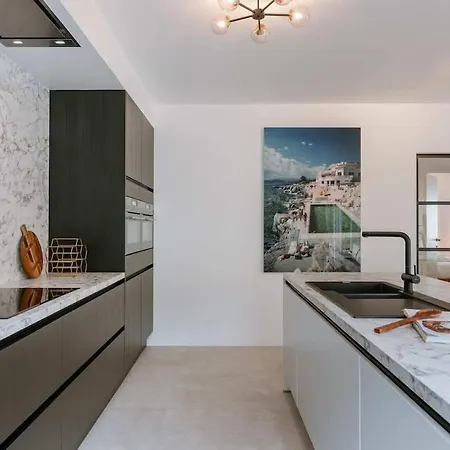Apartment Casiola - Modern 3-bedroom With Family-friendly Touches *