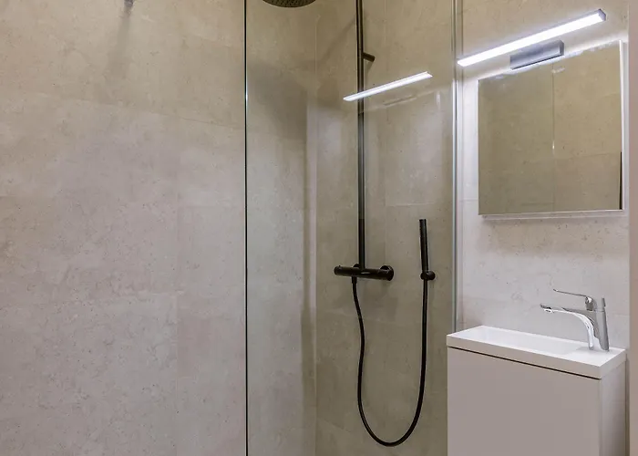 Apartment Casiola - Modern 3-bedroom With Family-friendly Touches *