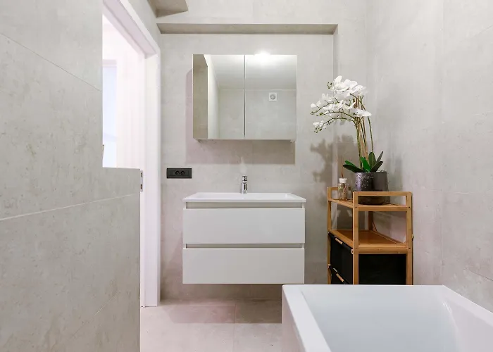 Casiola - Modern 3-bedroom With Family-friendly Touches *