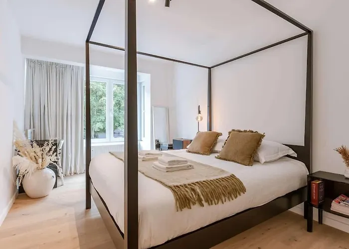 Apartment Casiola - Modern 3-bedroom With Family-friendly Touches *